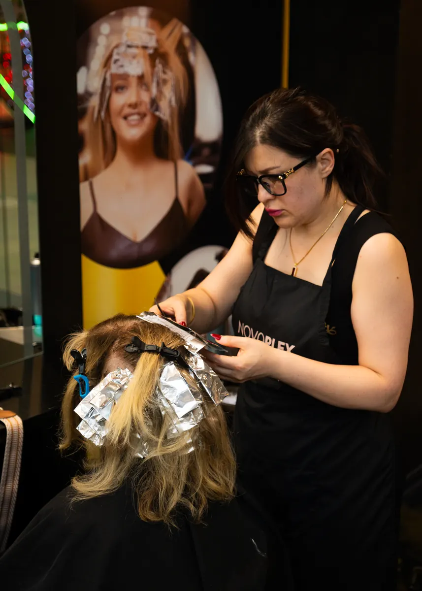 Balayage: Strähnen werden mit Folien gefärbt