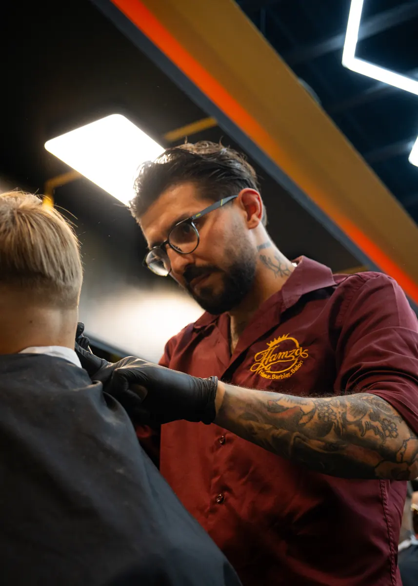 Barber konzentriert bei der Arbeit