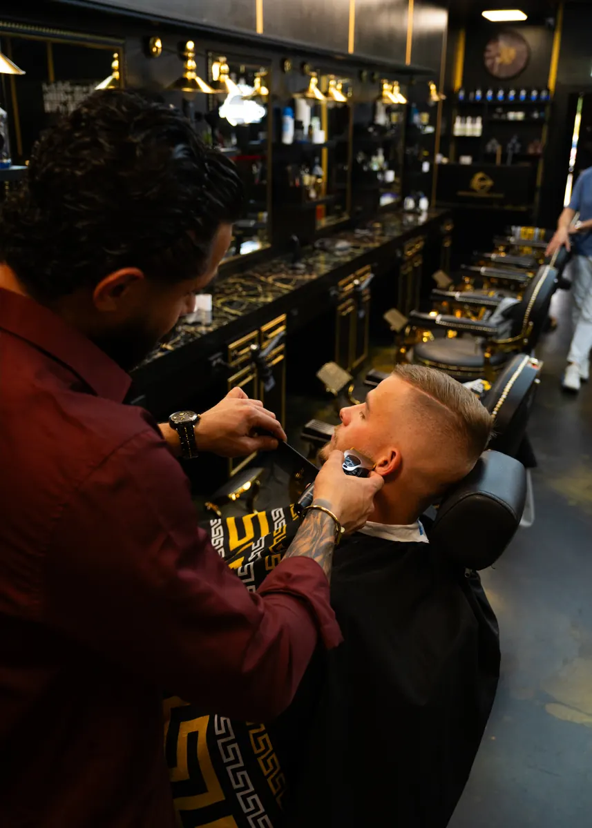 Kunde im Barber-Stuhl bei der Behandlung