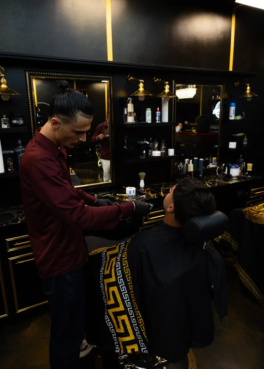 Barber im Gespräch mit einem Kunden