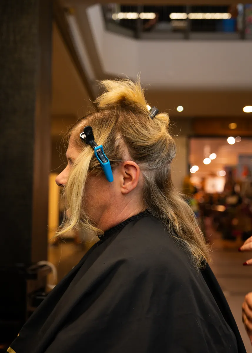 Haare werden zum Styling hochgesteckt