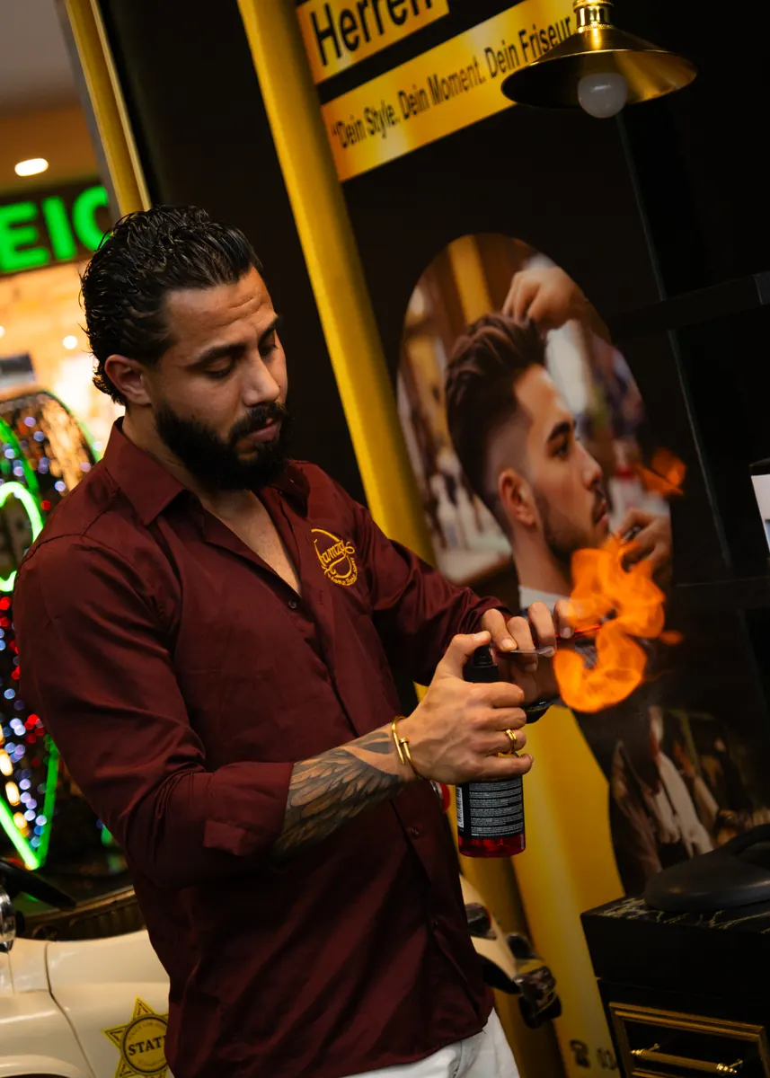 Feuer-Styling: Barbier arbeitet mit offener Flamme