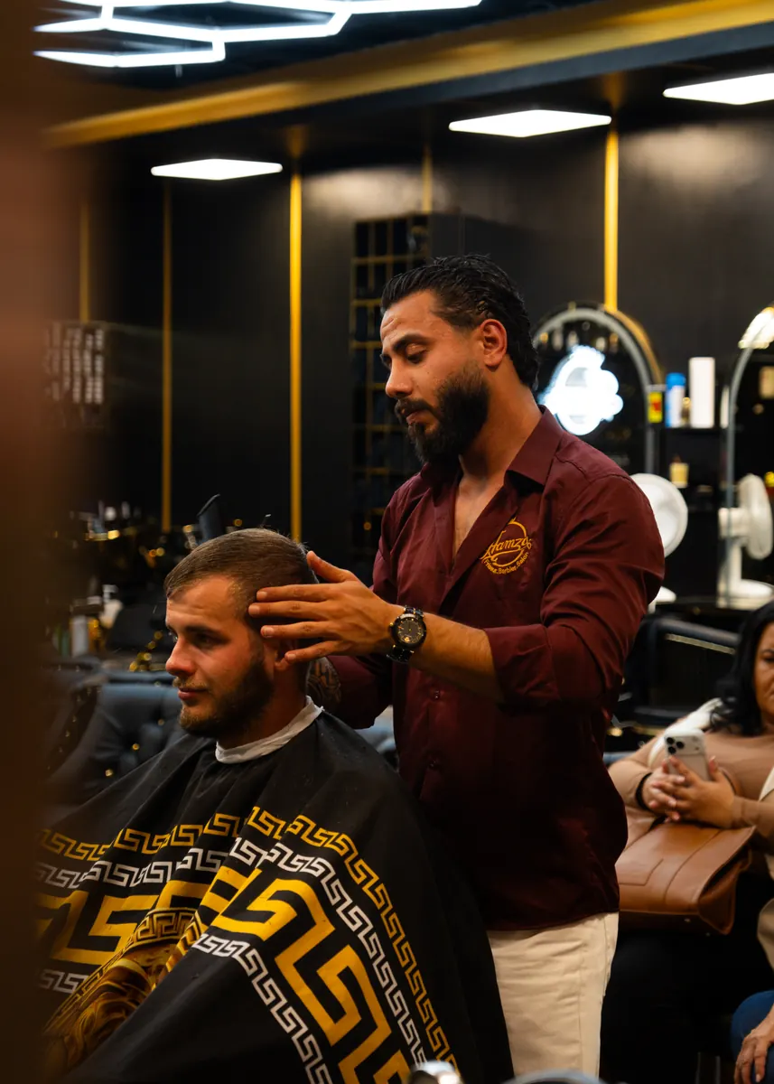 Barber kämmt einen Kunden