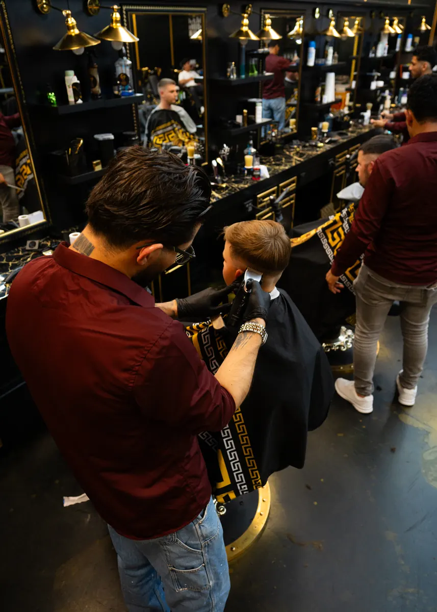 Kinderhaarschnitt im Salon