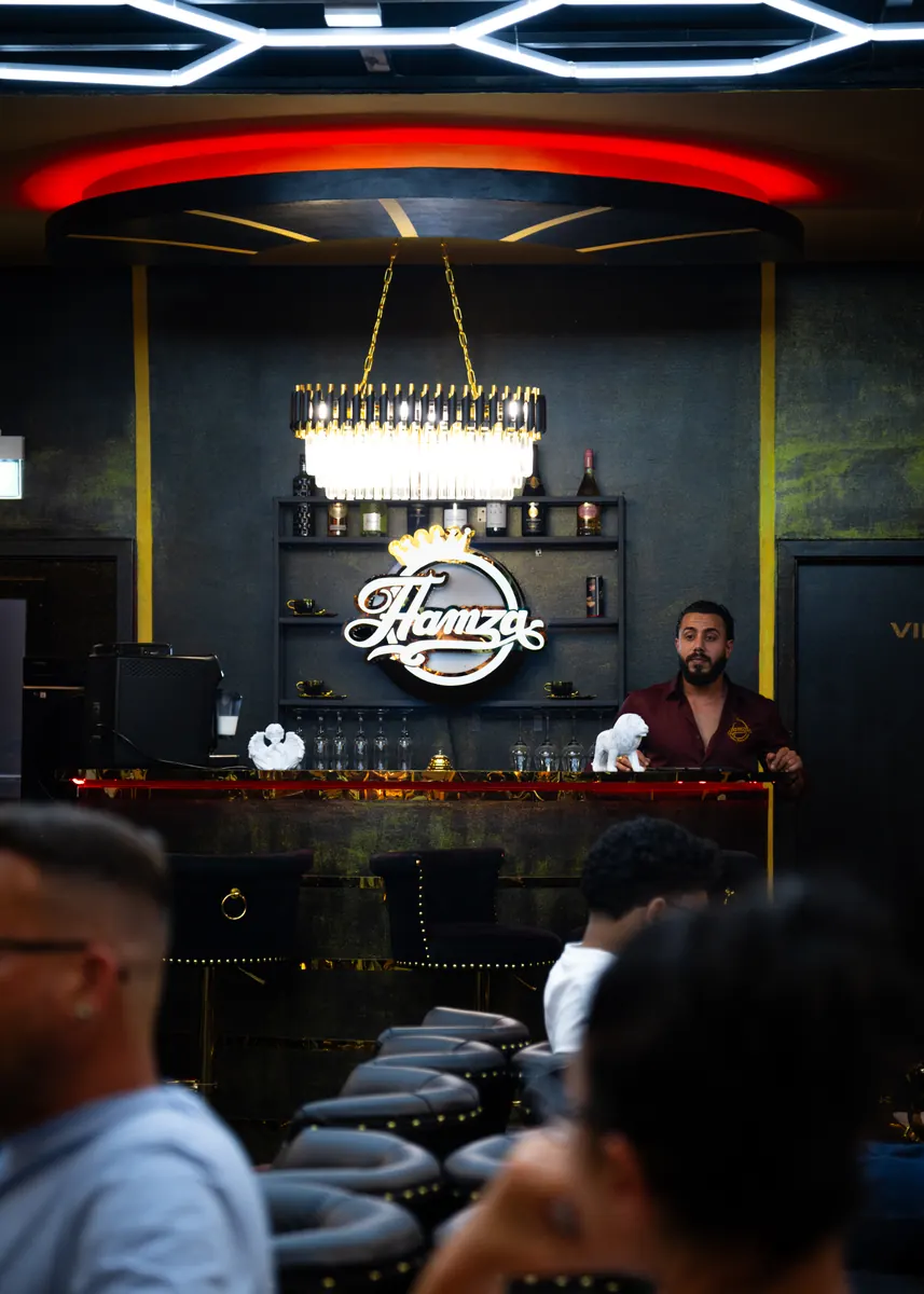Lounge- und Wartebereich mit Bar
