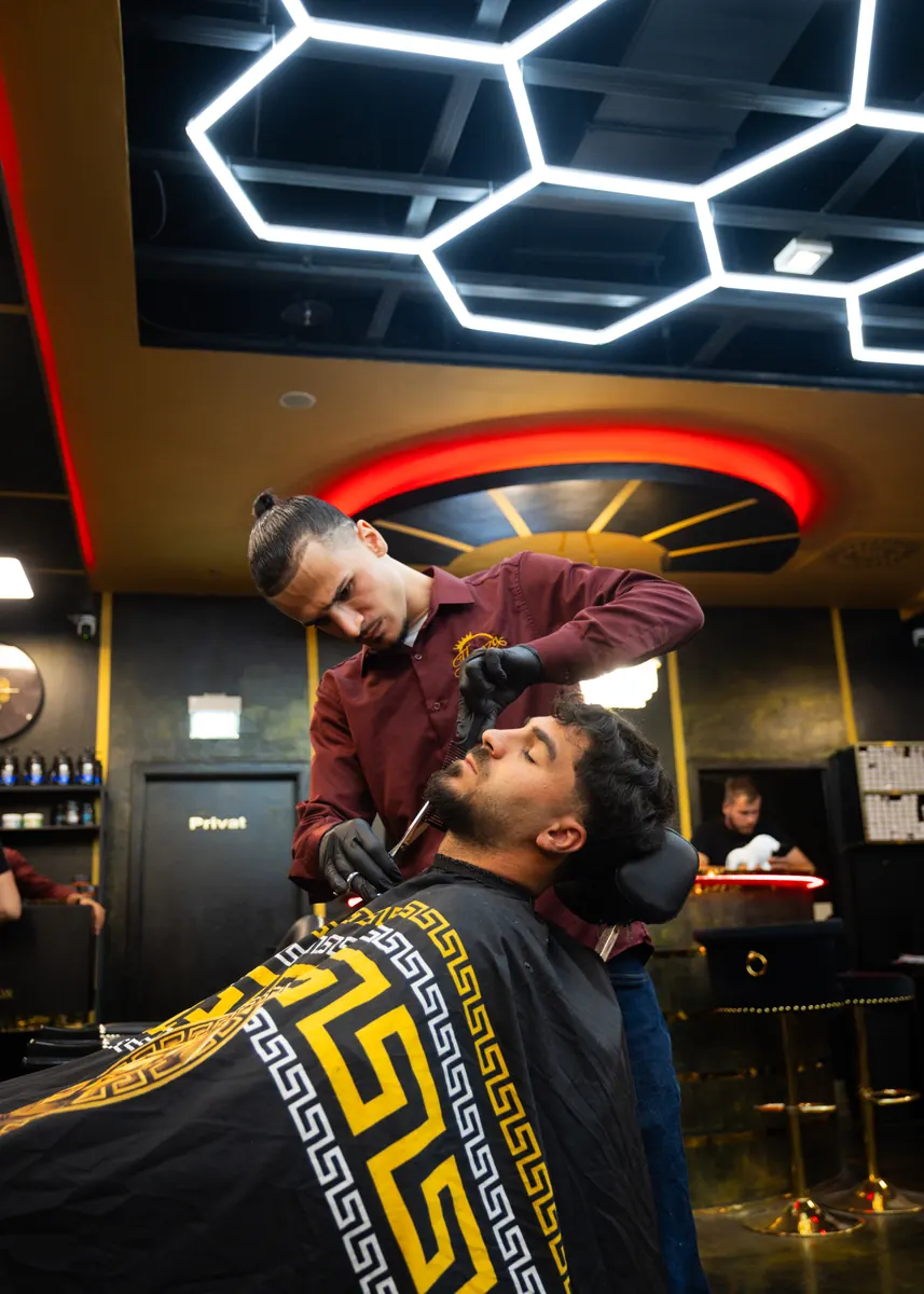 Klassische Messer-Rasur beim Barbier