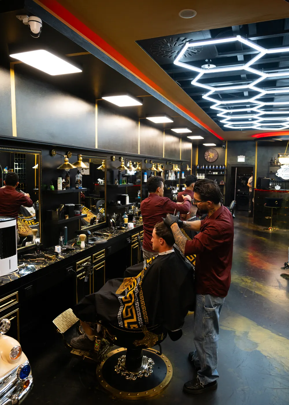 Salonbereich mit Hexagon-Beleuchtung und goldenen Details