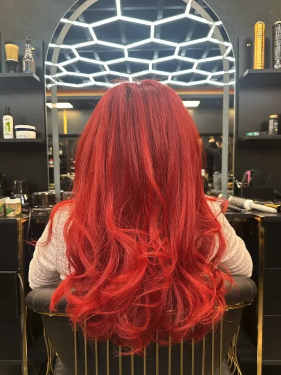 Nachher – kräftige rote Coloration mit Styling