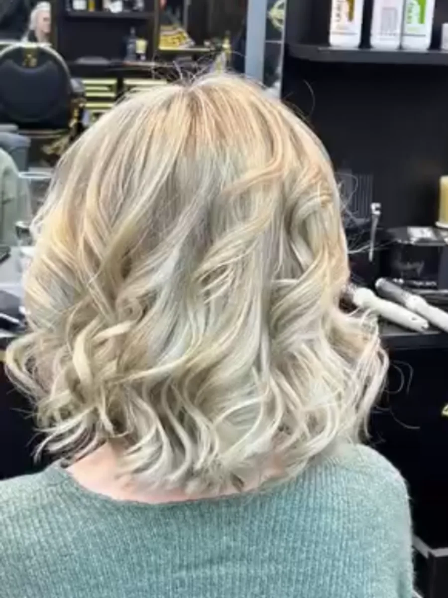 Nachher – blonder Bob mit Wellen